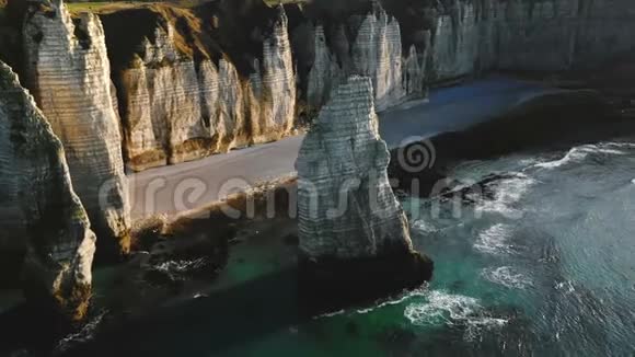 在埃特雷塔著名的白色阿拉巴斯特海悬崖上无人机在令人难以置信的天然侵蚀岩石拱门和柱子上滑行视频的预览图
