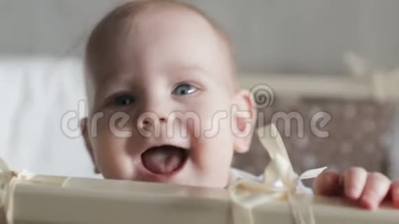 滑稽的小宝宝笑嘻嘻的一个可爱的宝宝正在看镜头视频的预览图