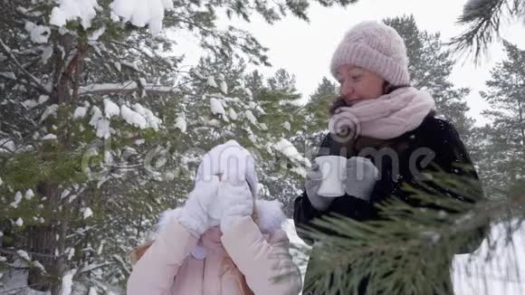 母女俩在冬林喝热饮视频的预览图