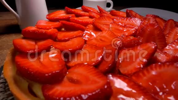一块草莓派是用铲子拿出来的视频的预览图