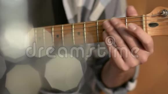 吉他手用电吉他演奏音乐视频的预览图