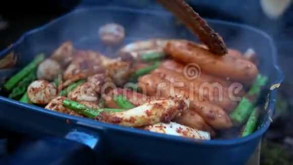 妈妈用猪肉香肠蘑菇和芦笋烤架和调味料马拉川胡椒在平底锅亚洲家庭烹饪视频的预览图