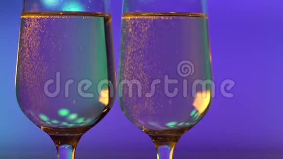 两瓶香槟蓝色背景上有气泡视频的预览图