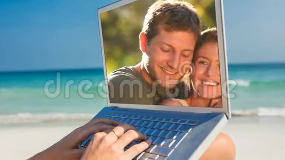 女人用笔记本电脑和情侣浪漫视频的预览图
