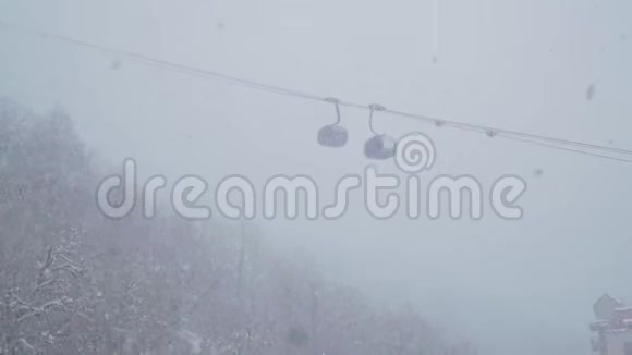 滑雪场娱乐活动在贡多拉小屋滑雪电梯下面贡多拉电缆路蒙多拉在雾蒙蒙的降雪中举起贡多拉视频的预览图