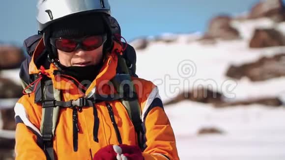 登山者站在阳光下环顾四周微笑着对所做的工作感到满意视频的预览图