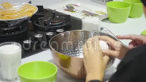 厨师的小孩帽子打破鸡蛋碗视频的预览图