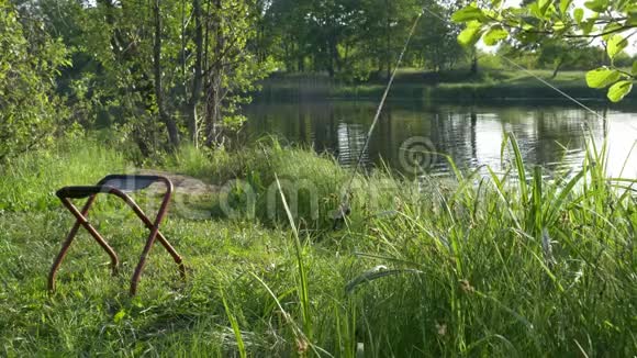 一个风景如画的垂钓之地鱼竿和椅子视频的预览图