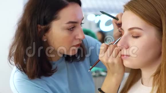 为女性顾客服务的美容院工作人员的镜头视频的预览图