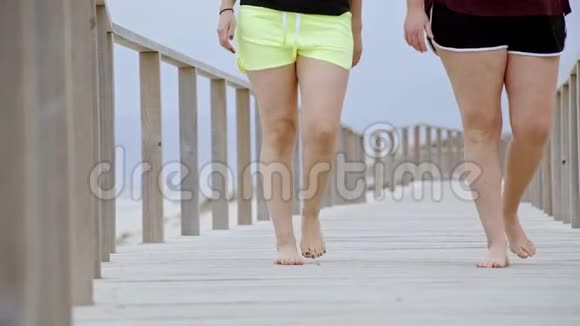 在沙滩上的码头漫步视频的预览图