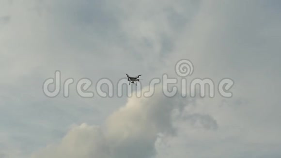 空中的四架直升机视频的预览图