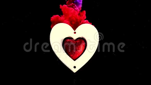 白色的木制心脏在一个惊人的空间背景上中心有一颗闪亮的红色心脏视频的预览图