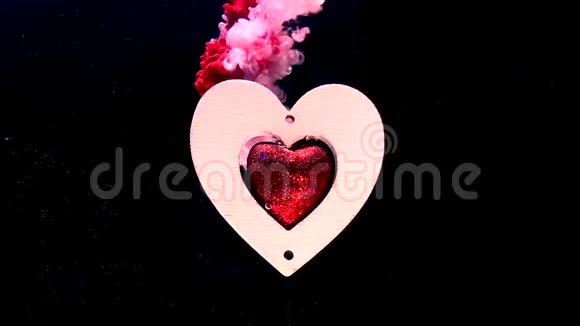 白色的木制心脏在一个奇妙的背景上中心有一颗闪亮的红色心脏视频的预览图