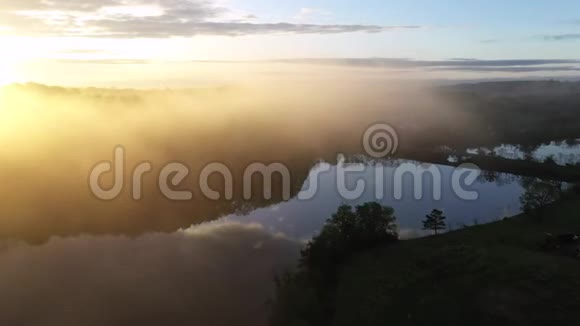 雾蒙蒙的日出期间的鸟瞰农场视频的预览图