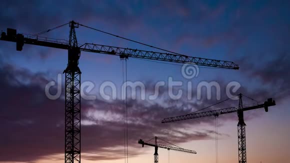 建筑起重机的剪影在美丽的日落天空的背景上视频的预览图