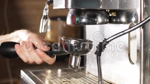 男咖啡师正在咖啡机上准备咖啡视频的预览图