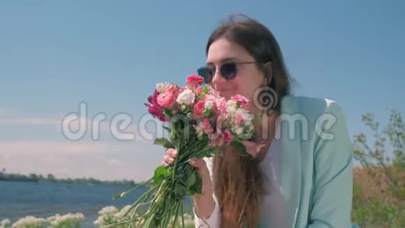 戴眼镜的快乐花店女收藏着一束美丽的鲜花视频的预览图