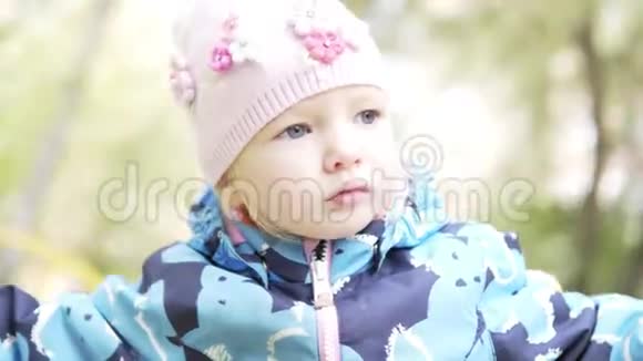 小女孩在公园的秋天骑着秋千视频的预览图