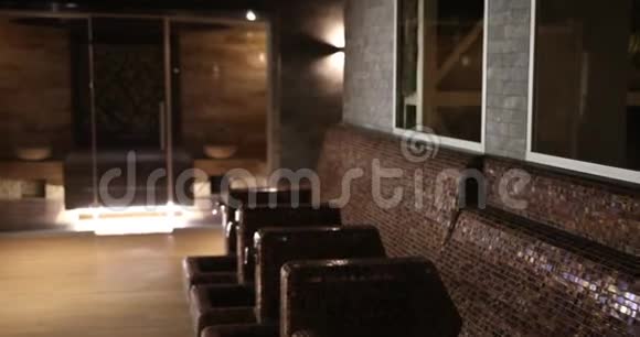 走廊通往东方桑拿桑拿房前面有座位道具慢动作视频的预览图