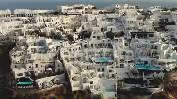 空中录像圣托里尼奥亚的白房子和蓝房子视频的预览图