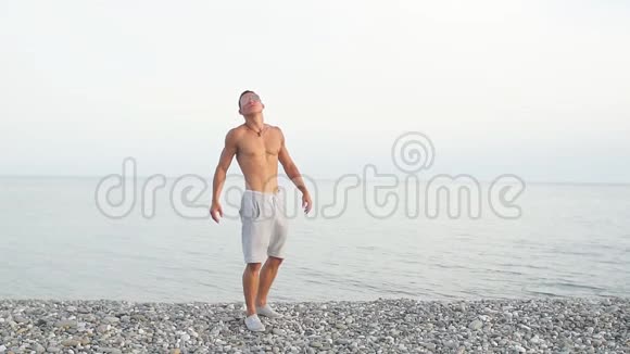 在海滩上戴太阳镜的男性背景是山神视频的预览图