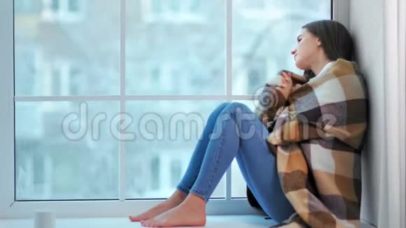 赤脚的女人怕冷在格子布上裹得更暖视频的预览图
