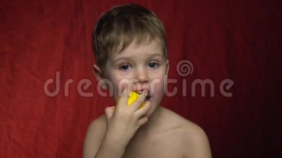 男孩咬掉了一个酸柠檬视频的预览图