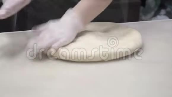 场景库克用手捏面团塑造面团生产肉桂卷面包制品视频的预览图