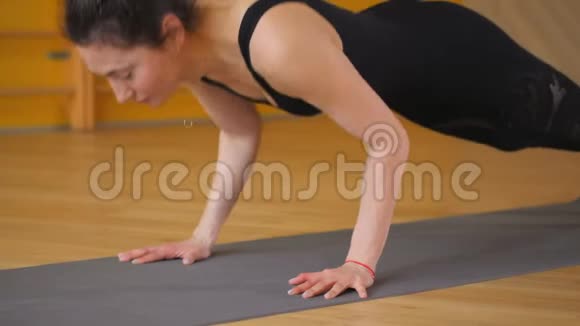 女孩做伸展运动呼吸练习普拉纳亚马光极简工作室练习瑜伽的年轻美女视频的预览图