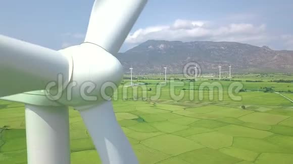 风力发电机关闭从上面的飞行无人机风车涡轮旋转生态能源动力视频的预览图