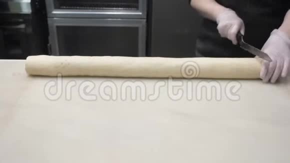 场景厨师用肉桂切成相等的面包生产肉桂卷面包制品食欲视频的预览图