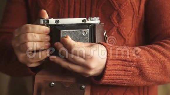 老式相机他打开一个老式相机视频的预览图