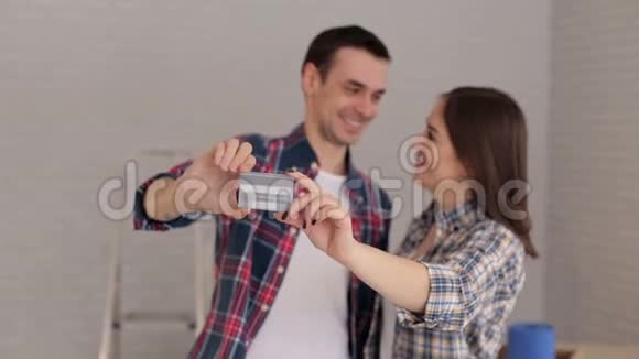 一对夫妇在一间新公寓的肖像手里拿着一张塑料信用卡视频的预览图