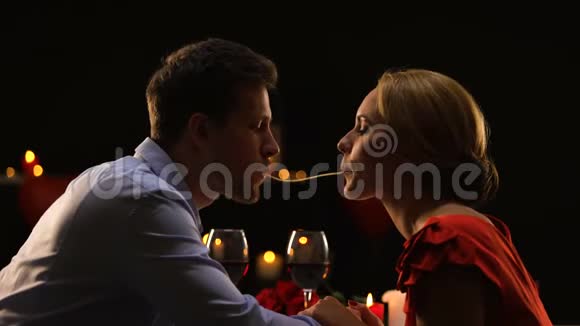 情侣在餐厅浪漫约会时做意大利面吻视频的预览图