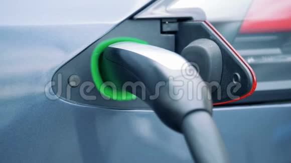 电动电池车正被插入的加油喷嘴重新装载视频的预览图