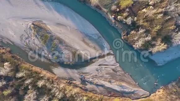 河床中的卵石岛无人驾驶飞机的俯视图视频的预览图