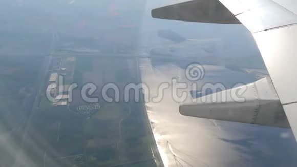 荷兰阿姆斯特丹附近的大型水道的景观荷兰从飞机舷窗上的背景视频的预览图