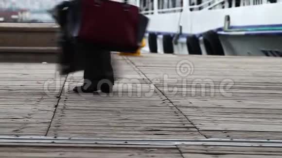 在码头上行走的人视频的预览图