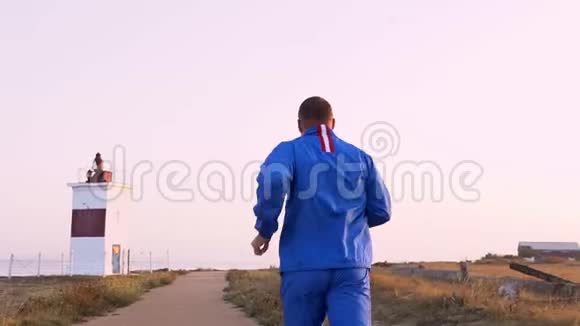 一个人在清晨晨跑做运动视频的预览图
