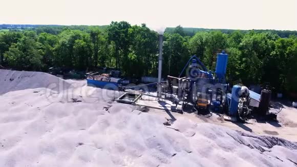 挖掘机在沥青厂上用一大堆瓦砾道路修复视频的预览图