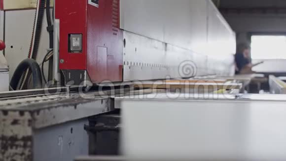 一家家具制造工厂的工人在机器上插入木板视频的预览图