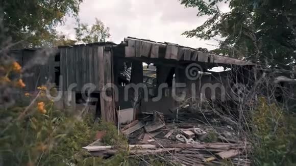 市郊废弃的木制建筑旧的废弃贫民窟天启的气氛视频的预览图