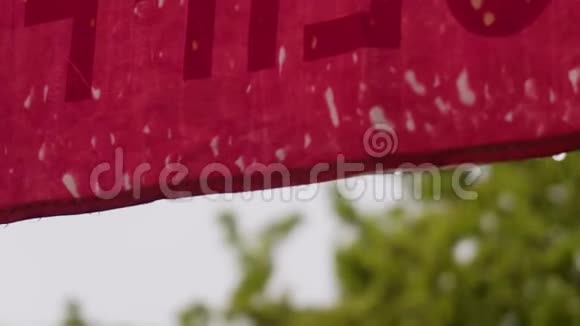 带着雨伞在雨中滴水伞边缘的特写和水滴雨天季节视频的预览图