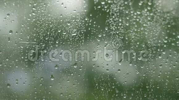 近景镜头雨滴溅到窗户玻璃与光线泄漏视频的预览图
