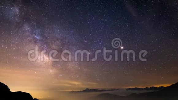 银河的时光流逝夏天的星空在意大利雄伟的法国阿尔卑斯山上旋转视频的预览图
