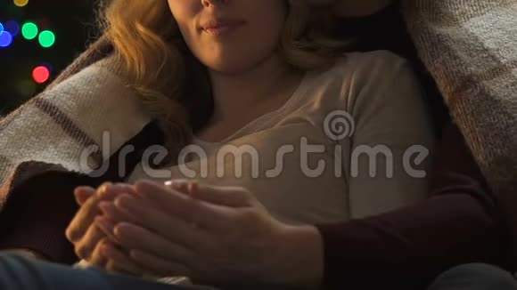 男人温柔地拥抱女人亲吻脖子浪漫的新年约会视频的预览图