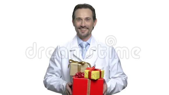 穿着白色外套的人拿着礼品盒视频的预览图