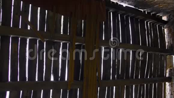 废弃建筑中被毁坏的木屋顶视频的预览图