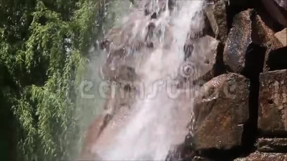 岩石上的小瀑布视频的预览图