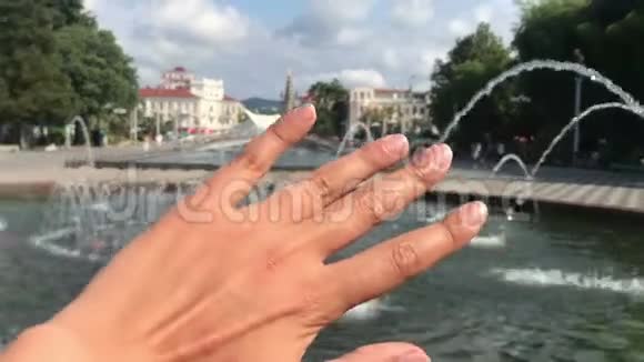手触摸景观巴统阿贾里亚格鲁吉亚歌唱喷泉在巴统触觉鼓舞人心视频的预览图